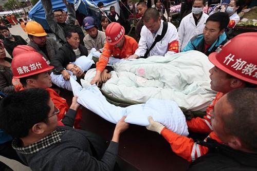 4月21日,救援人員在重災區(qū)四川省寶興縣靈關鎮(zhèn)將一名傷者抬出廢墟。新華社發(fā)(毛健 攝)