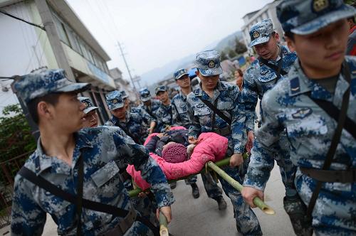 4月21日,在太平鎮(zhèn),部隊(duì)官兵抬著一位受傷的老人去臨時(shí)醫(yī)療點(diǎn)救治。新華社記者 江宏景 攝
