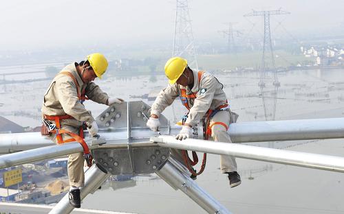 4月29日,施工人員在安徽淮南至上海的1000千伏特高壓輸電線路江蘇省蘇州市盛澤鎮(zhèn)地段施工。近日,“皖電東送”安徽淮南至上海1000千伏特高壓交流輸電線路進(jìn)入立塔和導(dǎo)線架設(shè)階段。該線路全長656千米,起于安徽淮南經(jīng)皖南、蘇南、浙北至上海,是國家“十二五”重點(diǎn)電力建設(shè)工程,是我國特高壓交流輸電技術(shù)規(guī)模化應(yīng)用的標(biāo)志性工程,計(jì)劃于今年年底建成。新華社發(fā)(濮良平 攝)