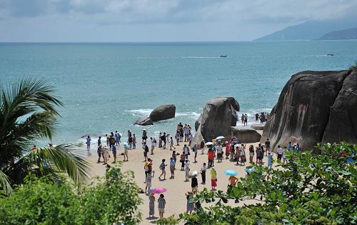 4月29日,游人在海南省三亞市“天涯海角”景區(qū)游覽。新華社記者 施鰻珂 攝