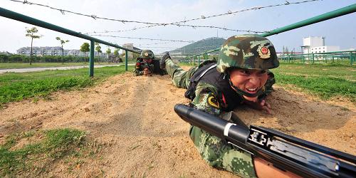 4月29日,武警反恐特戰(zhàn)隊(duì)員在進(jìn)行反恐大演練。當(dāng)日,武警安徽總隊(duì)合肥支隊(duì)在訓(xùn)練基地舉行了以“反襲擊、反爆炸、反劫持、反破壞”為主要內(nèi)容的綜合演練。演練包括快速封鎖、特殊偵察、合力殲敵等課目,旨在檢驗(yàn)反恐特戰(zhàn)隊(duì)員戰(zhàn)斗力,提高部隊(duì)處置不同情況、不同環(huán)境、不同規(guī)??植朗录哪芰?。新華社發(fā)(廖福安 攝)