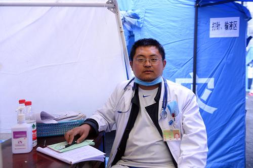 胡林,30歲,蘆山縣人民醫(yī)院兒科大夫,從地震發(fā)生當(dāng)天就一直忙碌,平均每天接診100名患兒。他的愛人也是醫(yī)生,無心顧家。加上家里的房成了危房,胡林將4歲的孩子送到四川省遂寧市的父母家暫住。他說,希望災(zāi)區(qū)住宿條件能早日好起來。新華社記者 金良快 攝