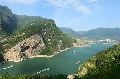 船舶行駛在長(zhǎng)江三峽西陵峽水域,水位下降后的消落帶清晰可見(jiàn)(4月30日攝)。當(dāng)日,處于消落期的三峽水庫(kù)水位從最高水位175米降至160米左右。按計(jì)劃,該水位將繼續(xù)下降至防洪限制水位145米左右,以便騰出庫(kù)容為汛期抗洪做準(zhǔn)備。新華社發(fā)(鄭家裕 攝)