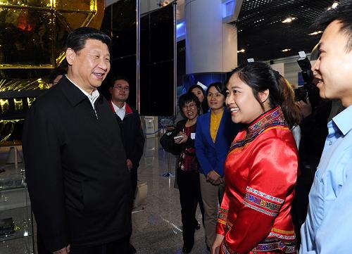 5月4日,中共中央總書記、國家主席、中央軍委主席習(xí)近平來到中國航天科技集團公司中國空間技術(shù)研究院,同各界優(yōu)秀青年代表座談并發(fā)表重要講話。這是座談會前,習(xí)近平和在展廳參觀的優(yōu)秀青年代表交談。新華社記者 饒愛民 攝