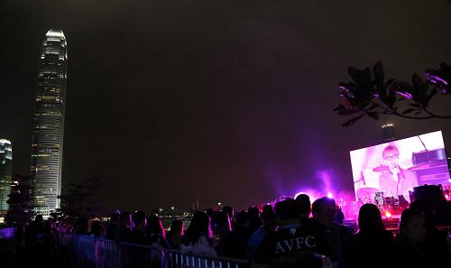 5月4日,香港組合Super Girls在“五四青年音樂節(jié)”上表演。當日,由香港華僑華人總會青年委員會及亞太日報主辦的大型戶外音樂盛典“五四青年音樂節(jié)”在香港中西區(qū)海濱長廊舉行。音樂會包括合唱、獨唱、舞蹈、樂器獨奏等多種表演形式,演出者用優(yōu)美的旋律鼓勵青年人堅持夢想,敢于拼搏。新華社記者 李鵬 攝