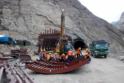 5月12日,在巴基斯坦北部洪扎地區(qū),中國(guó)路橋巴基斯坦公司的中國(guó)工人在喀喇昆侖公路隧道挖掘施工現(xiàn)場(chǎng)組裝臺(tái)車。2006年底,由于道路年久失修,中巴兩國(guó)確定對(duì)喀喇昆侖公路進(jìn)行道路改擴(kuò)建施工。2008年2月,由中國(guó)路橋工程有限責(zé)任公司負(fù)責(zé)實(shí)施的喀喇昆侖公路改擴(kuò)建項(xiàng)目正式啟動(dòng),預(yù)計(jì)將于2013年年底竣工驗(yàn)收。據(jù)中國(guó)路橋工程有限責(zé)任公司不完全統(tǒng)計(jì),5年施工期間,喀喇昆侖公路改擴(kuò)建項(xiàng)目一共為巴基斯坦工人創(chuàng)造了近10000個(gè)工作崗位??龉酚址Q中巴友誼公路。它東起我國(guó)新疆喀什,穿越喀喇昆侖、興都庫(kù)什和喜馬拉雅三大山脈,經(jīng)過中巴邊境口岸紅其拉甫山口,直達(dá)巴基斯坦北部城鎮(zhèn)塔科特,全長(zhǎng)1224公里,全線海拔600至4700米。1968年至1978年期間,中國(guó)建設(shè)者歷時(shí)6年零7個(gè)月,援建了北起中巴邊界紅其拉甫山口,南至塔科特大橋,全長(zhǎng)613公里的道路。新華社記者 張泳 攝
