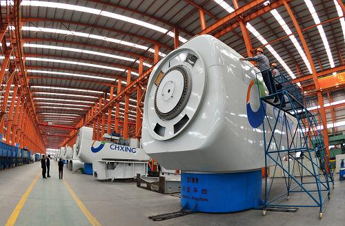 5月18日,工作人員在對風力發(fā)電機輪轂進行安裝調(diào)試。新華社發(fā)(高啟民 攝)