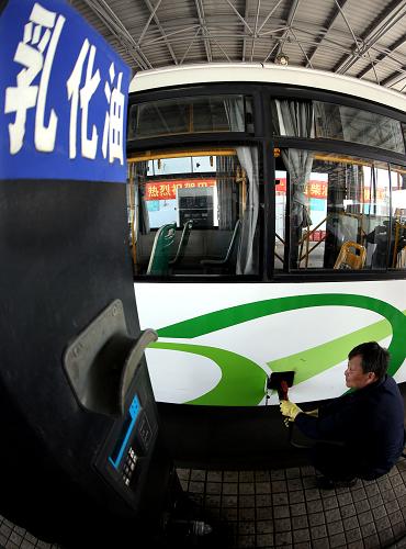 5月21日,一位工作人員在給公交車加乳化柴油。為有效解決公交車尾氣黑煙的頑癥,實(shí)現(xiàn)節(jié)能減排的目標(biāo),上海巴士一汽公司自2007年起,在全市公交企業(yè)里創(chuàng)新性地以9:1的柴油摻水配比制成的乳化柴油已在多條公交線路上使用。使用乳化柴油的公交車發(fā)動(dòng)機(jī)動(dòng)力穩(wěn)定燃燒充分,且該油儲(chǔ)存期達(dá)半年以上,能適應(yīng)各種不同型號(hào)的內(nèi)燃機(jī)。目前,該公司9條線路的110余輛公交車已“喝”上了乳化柴油,累計(jì)行駛2376萬余公里,節(jié)省基礎(chǔ)柴油702.7噸,大大改善了車輛尾氣排放。新華社記者 凡軍 攝