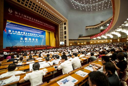 5月21日,第十六屆中國北京國際科技產業(yè)博覽會主題報告會在人民大會堂舉行,拉開了本屆科博會帷幕。本屆科博會的主題是“創(chuàng)新驅動 轉型發(fā)展”,包括載人航天與探月工程、全球北斗導航系統(tǒng)、中國首個超400℃太陽能熱發(fā)電科技示范項目等在內的一批國家科技重大創(chuàng)新技術和項目將在科博會集中亮相。從5月22日開始,本屆科博會的展覽會將在中國國際展覽中心開展,集中展示今年國家創(chuàng)新體系建設的最新進展。與此同時,8場專題論壇、10余場次的推介交易活動也將全面展開。新華社記者 羅曉光 攝