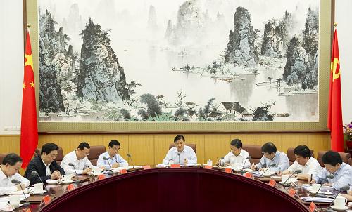 5月21日,中共中央政治局常委、中央黨的群眾路線教育實(shí)踐活動(dòng)領(lǐng)導(dǎo)小組組長(zhǎng)劉云山在北京主持召開中央黨的群眾路線教育實(shí)踐活動(dòng)領(lǐng)導(dǎo)小組第一次全體會(huì)議。新華社記者 王曄 攝