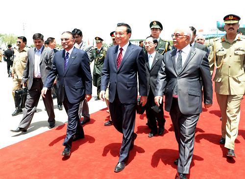 5月22日,中國國務(wù)院總理李克強(qiáng)乘專機(jī)抵達(dá)伊斯蘭堡,開始對巴基斯坦進(jìn)行正式訪問。巴基斯坦總統(tǒng)扎爾達(dá)里、總理霍索到機(jī)場迎接。 新華社記者 馬占成 攝