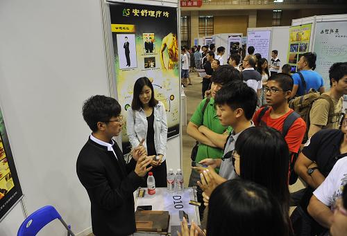 5月24日,一名大學(xué)生創(chuàng)業(yè)團(tuán)隊代表(左一)和參觀創(chuàng)業(yè)展的在校大學(xué)生進(jìn)行創(chuàng)業(yè)交流。當(dāng)日,由北京市教育委員會、北京高校畢業(yè)生就業(yè)指導(dǎo)中心等共同組織的2013年北京地區(qū)高校大學(xué)生創(chuàng)業(yè)展,在中國人民大學(xué)世紀(jì)體育館舉行。包括大學(xué)生創(chuàng)業(yè)團(tuán)隊、部分在京高校及高??萍紙@等150余家機(jī)構(gòu)參展,旨在宣傳和展示北京地區(qū)高校創(chuàng)業(yè)工作和大學(xué)生創(chuàng)業(yè)的成果,為創(chuàng)業(yè)大學(xué)生提供服務(wù)對接。新華社記者 魯鵬 攝