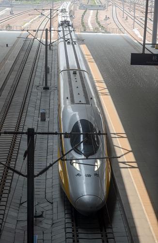 5月24日,從寧波方向開來(lái)的試運(yùn)行高鐵列車駛?cè)牒贾輺|站。當(dāng)日,南京至杭州、杭州至寧波的寧杭、杭甬高鐵開始為期約一個(gè)月的試運(yùn)行。據(jù)了解,試運(yùn)行不搭載旅客,主要目的是模擬正式運(yùn)營(yíng)情況,讓管理人員適應(yīng)開通運(yùn)行的狀態(tài)。這兩條高鐵線路的設(shè)計(jì)時(shí)速為350公里,初期運(yùn)營(yíng)時(shí)速為300公里。新華社記者 韓傳號(hào) 攝