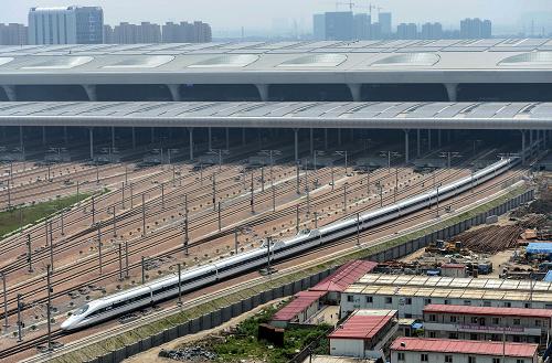 5月24日,一輛試運(yùn)行的高鐵列車從杭州東站出發(fā)前往南京南站。新華社記者 韓傳號(hào) 攝
