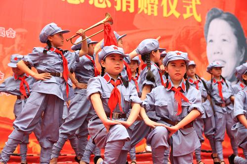 5月24日,鄧穎超紅軍小學(xué)的學(xué)生們?cè)谶M(jìn)行歌舞表演。新華社發(fā)(劉長(zhǎng)龍 攝)