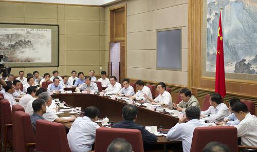5月24日,中共中央政治局常委、國(guó)務(wù)院副總理張高麗在北京主持召開四川省和有關(guān)部門負(fù)責(zé)同志會(huì)議,貫徹落實(shí)習(xí)近平總書記重要講話和李克強(qiáng)總理的要求,研究部署災(zāi)后恢復(fù)重建工作。新華社記者 謝環(huán)馳 攝