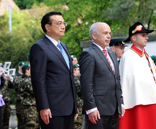5月24日,中國(guó)國(guó)務(wù)院總理李克強(qiáng)在伯爾尼出席瑞士聯(lián)邦主席毛雷爾舉行的歡迎儀式。新華社記者 李濤 攝