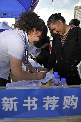 5月26日,貴州省“2013年圖書館服務(wù)宣傳周”工作人員在記錄讀者薦購的新書名單。當(dāng)日,為迎接第二十五個“全國圖書館服務(wù)宣傳周”的到來,貴州省“2013年圖書館服務(wù)宣傳周”系列活動在貴陽市筑城廣場正式啟動。在啟動儀式上,貴州省圖書館及貴州全省的九個市、州圖書館均在現(xiàn)場進行了閱讀推廣活動,并舉辦了現(xiàn)場送書、現(xiàn)場免費辦理讀者卡、百名兒童共繪“中國夢·家鄉(xiāng)美”長畫卷等活動,吸引廣大市民走進圖書館。新華社記者 歐東衢 攝