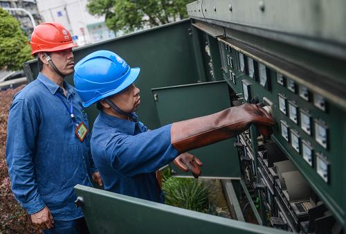 5月26日,搶修隊(duì)員在檢修一個(gè)變電站。新華社記者 韓傳號(hào) 攝