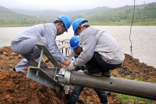 5月27日,國(guó)家電網(wǎng)威海供電公司工作人員在搶修被洪水沖倒的電線(xiàn)桿。當(dāng)日,山東威海迎來(lái)入夏首輪強(qiáng)風(fēng)暴雨天氣,并伴隨瞬時(shí)10級(jí)以上大風(fēng)。國(guó)家電網(wǎng)威海供電公司發(fā)布橙色預(yù)警,并及時(shí)出動(dòng)搶修人員346人,搶修車(chē)輛82輛,對(duì)受災(zāi)線(xiàn)路進(jìn)行搶修。目前,威海地區(qū)主網(wǎng)架安全穩(wěn)定運(yùn)行。新華社發(fā)(姜紅勝 攝)