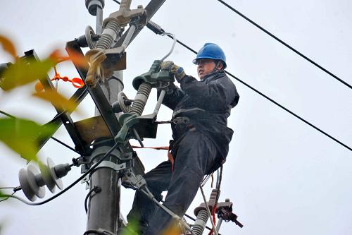 5月27日,國(guó)家電網(wǎng)威海供電公司工作人員在搶修被雷擊受損的線(xiàn)路。新華社發(fā)(姜紅勝 攝)