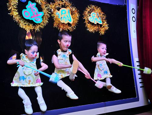 5月30日,三位天津市兒童福利院康復(fù)部幼兒園的孩子為社會(huì)愛(ài)心人士們表演木偶劇《歡樂(lè)進(jìn)行時(shí)》。當(dāng)日,天津市兒童福利院舉行“濱海高新區(qū)·愛(ài)心基金 愛(ài)·成長(zhǎng)2013匯報(bào)演出”,福利院的孤殘兒童用自編自演的歌舞節(jié)目回贈(zèng)社會(huì)愛(ài)心人士,感謝他們一年里對(duì)兒童福利事業(yè)的關(guān)注。觀看演出的天津50余家愛(ài)心企業(yè)慷慨解囊,為兒童福利院愛(ài)心基金注入善款251萬(wàn)元,部分企業(yè)家現(xiàn)場(chǎng)購(gòu)買(mǎi)了孩子們的繪畫(huà)作品,為兒童福利事業(yè)貢獻(xiàn)力量。