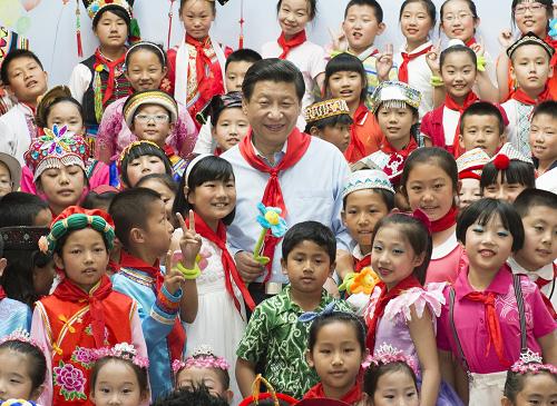 5月29日,中共中央總書(shū)記、國(guó)家主席、中央軍委主席習(xí)近平在北京市少年宮參加“快樂(lè)童年放飛希望”主題隊(duì)日活動(dòng)。這是習(xí)近平同孩子們合影。