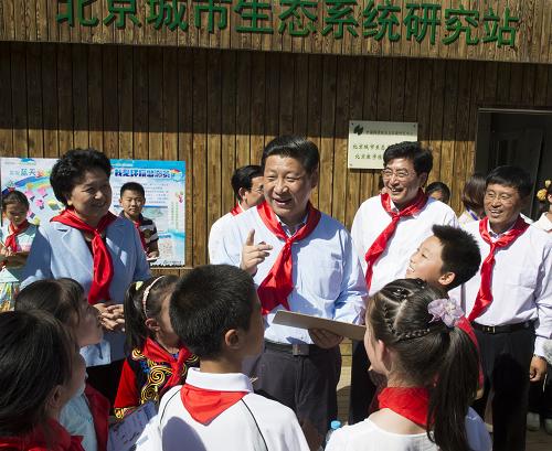 5月29日,中共中央總書(shū)記、國(guó)家主席、中央軍委主席習(xí)近平在北京市少年宮參加“快樂(lè)童年放飛希望”主題隊(duì)日活動(dòng)。這是習(xí)近平在和孩子們談對(duì)環(huán)保的認(rèn)識(shí)和理解。