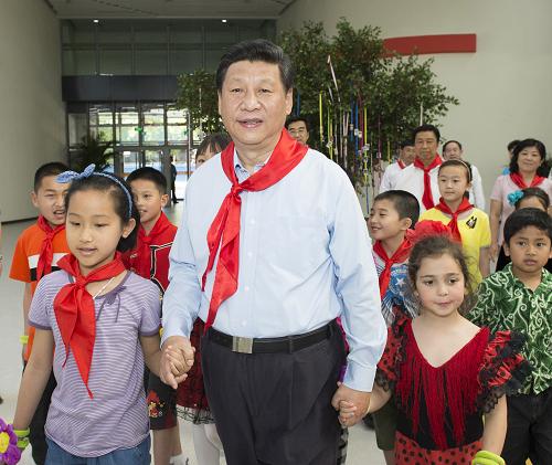 5月29日,中共中央總書(shū)記、國(guó)家主席、中央軍委主席習(xí)近平在北京市少年宮參加“快樂(lè)童年放飛希望”主題隊(duì)日活動(dòng)。這是習(xí)近平同孩子們一起觀看文藝表演。