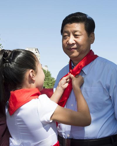 5月29日,中共中央總書(shū)記、國(guó)家主席、中央軍委主席習(xí)近平在北京市少年宮參加“快樂(lè)童年放飛希望”主題隊(duì)日活動(dòng)。這是少先隊(duì)員為習(xí)近平佩戴上紅領(lǐng)巾。
