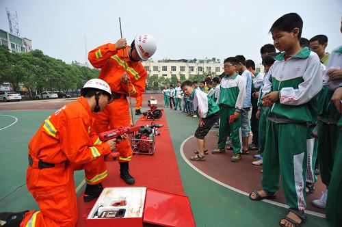5月31日,宜春市第八小學(xué)的師生在觀看消防技能表演。當(dāng)日,江西省宜春市消防支隊(duì)官兵走進(jìn)宜春市第八小學(xué)的校園,和師生一起舉行主題為“安全知識(shí)進(jìn)校園 千名師生學(xué)消防”的教育實(shí)踐活動(dòng)。師生們參觀了消防車、破拆救生設(shè)備,觀看了消防技能表演,并體驗(yàn)了滅火器滅油盆火、試穿戰(zhàn)斗服等。新華社發(fā)(陳乃國 攝)