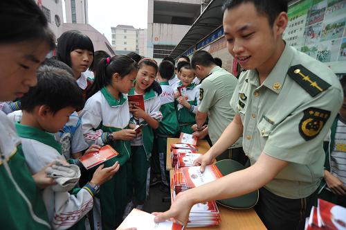 5月31日,宜春市消防支隊(duì)官兵在向宜春市第八小學(xué)師生發(fā)放消防宣傳材料。新華社發(fā)(陳乃國 攝)