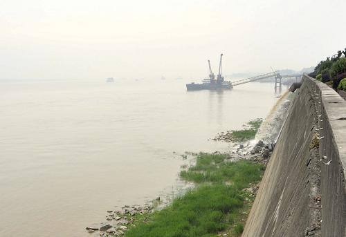 湖南省岳陽(yáng)市一家造紙廠將污水排入洞庭湖(2013年4月4日攝)。近期,據(jù)長(zhǎng)江水利委員會(huì)水資源管理局公布的《長(zhǎng)江水資源質(zhì)量公報(bào)》顯示,長(zhǎng)江流域洞庭湖、鄱陽(yáng)湖、巢湖等重點(diǎn)湖泊的監(jiān)測(cè)斷面水質(zhì)均為五類以及劣五類,呈現(xiàn)程度不一的富營(yíng)養(yǎng)化,主要是總磷和總氮超標(biāo)。分析人士表示,這些重點(diǎn)湖泊均為人口聚集和經(jīng)濟(jì)快速發(fā)展區(qū)域,工業(yè)排污、生活排污以及農(nóng)業(yè)面源污染比較突出。新華社發(fā)