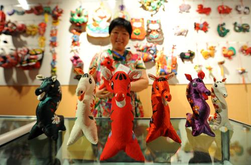 6月8日,非遺項目(香包)代表性傳承人張艷在展演現(xiàn)場展示自己制作的香包作品。當(dāng)日是全國第八個文化遺產(chǎn)日,今年的主題為“文化遺產(chǎn)與全面小康”,河南省博物院舉辦了豐富多彩的“非遺”展演,河南省國家級、省、市級非遺傳承人匯聚一堂,紛紛拿出自己的絕活,現(xiàn)場制作展示自己的傳承項目,讓市民大開眼界。新華社記者 李博 攝