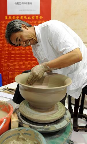 6月8日,非遺項目(鈞瓷)代表性傳承人任星航在現(xiàn)場制作的鈞瓷作品。新華社記者 李博 攝