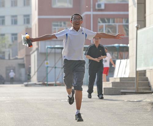 6月8日,長(zhǎng)春市第五中學(xué)考場(chǎng),一名考生張開(kāi)雙臂奔出考場(chǎng)。新華社記者 張楠 攝