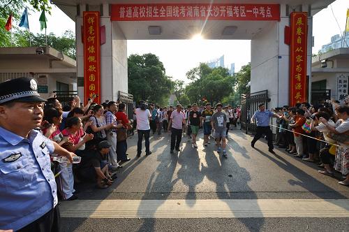 6月8日,高考最后一門英語(yǔ)考試結(jié)束,湖南省長(zhǎng)沙市一中考場(chǎng)大門打開(kāi),考場(chǎng)外擠滿了等待考生的家長(zhǎng)。新華社記者 白禹 攝