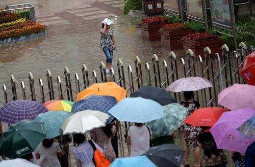 6月8日,一位考生冒雨走出陜西省西安市第一中學(xué)考點(diǎn)。新華社記者 李一博 攝