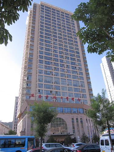 這是延安城管局辦公樓(6月7日攝)。一波未平一波又起。延安城管“跳腳踩頭”事件發(fā)生后,細(xì)心的網(wǎng)友發(fā)現(xiàn):城管局長“座駕”是豐田霸道越野車,涉嫌公車超標(biāo);位于延安寶塔區(qū)繁華地段的30層延安市城管局辦公大廈,也涉嫌超標(biāo)。新華社記者 梁愛平 攝