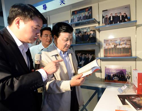 6月8日,中共中央政治局常委、中央書記處書記劉云山在北京市調(diào)研。這是劉云山在中關(guān)村科技園雍和園北京中文在線文化發(fā)展有限公司向工作人員詳細(xì)了解全媒體數(shù)字出版模式運(yùn)行情況。新華社記者 李濤 攝