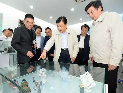 6月8日,中共中央政治局常委、中央書記處書記劉云山在北京市調(diào)研。這是劉云山在北京上拓科技有限公司觀看3D打印技術(shù)制作的產(chǎn)品模型。新華社記者 李濤 攝