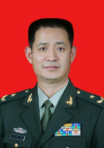 聶海勝,男,漢族,湖北省襄陽(yáng)市人,中共黨員,碩士學(xué)位。1964年9月出生,1983年6月入伍,1986年12月入黨,現(xiàn)為中國(guó)人民解放軍航天員大隊(duì)特級(jí)航天員,少將軍銜。曾任空軍某師某團(tuán)司令部領(lǐng)航主任,安全飛行1480小時(shí),被評(píng)為空軍一級(jí)飛行員。1998年1月,正式成為我國(guó)首批航天員。經(jīng)過(guò)多年的航天員訓(xùn)練,完成了基礎(chǔ)理論、航天環(huán)境適應(yīng)性、專業(yè)技術(shù)等8大類幾十個(gè)科目的訓(xùn)練任務(wù),以優(yōu)異成績(jī)通過(guò)航天員專業(yè)技術(shù)綜合考核。2005年10月,執(zhí)行神舟六號(hào)載人飛行任務(wù),獲得圓滿成功。2013年4月,入選天宮一號(hào)與神舟十號(hào)載人飛行任務(wù)飛行乘組。新華社發(fā)(秦憲安 攝)