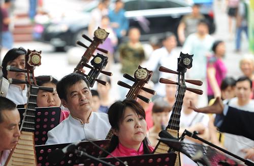 6月10日,重慶市沙坪壩區(qū)舉辦迎端午節(jié)民俗音樂會(huì)。當(dāng)日是端午節(jié)小長(zhǎng)假第一天。全國(guó)各地紛紛舉辦各種形式的慶祝紀(jì)念活動(dòng),喜迎端午節(jié)的到來。新華社記者 陳誠(chéng) 攝