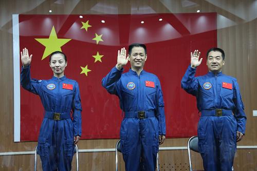 6月10日,航天員聶海勝(中)、張曉光(右)和王亞平出席見面會。當日,天宮一號與神舟十號載人飛行任務航天員在酒泉衛(wèi)星發(fā)射中心同記者見面。經(jīng)天宮一號與神舟十號載人飛行任務總指揮部研究決定,神舟十號載人飛船定于6月11日17時38分在酒泉衛(wèi)星發(fā)射中心發(fā)射,飛行乘組由男航天員聶海勝、張曉光和女航天員王亞平組成。新華社記者 王建民 攝