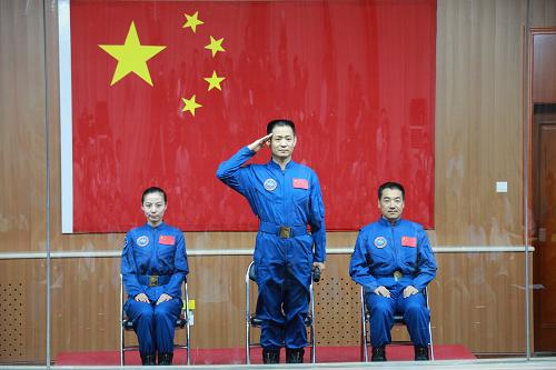 6月10日,航天員聶海勝(中)、張曉光(右)和王亞平出席見面會。新華社記者 李剛 攝