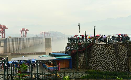 6月10日,游客在湖北宜昌三峽大壩對(duì)面的“185平臺(tái)”觀(guān)看水位下降后的大壩全景。新華社發(fā)(鄭家裕 攝)