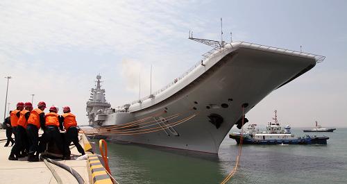 這是遼寧艦的資料圖片。我國(guó)第一艘航空母艦遼寧艦近日再次解纜起航,開展科研試驗(yàn)和訓(xùn)練,這是遼寧艦??壳鄭u某軍港后首次出海訓(xùn)練。據(jù)了解,自2月底遼寧艦進(jìn)駐青島某軍港以來,官兵們充分利用港內(nèi)靠泊時(shí)機(jī),科學(xué)安排,加緊工作,有序推進(jìn)各項(xiàng)科研試驗(yàn)和訓(xùn)練,先后完成了多項(xiàng)相關(guān)系統(tǒng)試驗(yàn),并結(jié)合試驗(yàn)開展戰(zhàn)位區(qū)劃和損管、航空保障作業(yè)等數(shù)十個(gè)課目的訓(xùn)練。新華社發(fā)(逄忠平攝)