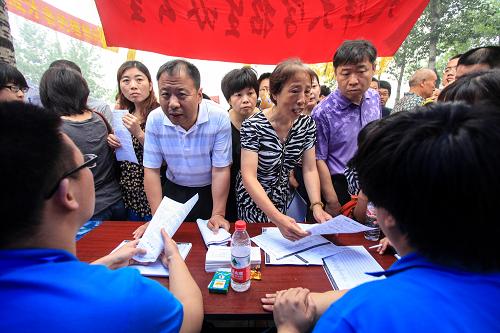 6月25日,來自各地的考生和家長(zhǎng)在南開大學(xué)校園開放日現(xiàn)場(chǎng)進(jìn)行招生咨詢。當(dāng)日,天津大學(xué)、南開大學(xué)舉辦校園開放日暨2013年高考咨詢會(huì),兩校還聯(lián)合邀請(qǐng)了北京大學(xué)、清華大學(xué)等50余所全國(guó)著名高校來津開展招生宣傳和咨詢,向考生家長(zhǎng)解讀招生政策,指導(dǎo)志愿填報(bào)?;顒?dòng)吸引了來自天津及全國(guó)各地的眾多考生和家長(zhǎng)現(xiàn)場(chǎng)咨詢。新華社發(fā)(李想 攝)