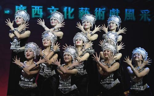 6月25日,來(lái)自廣西壯族自治區(qū)歌舞團(tuán)的演員在晚會(huì)上表演《銀落舞》。當(dāng)晚,香港廣西社團(tuán)總會(huì)在香港會(huì)展中心舉行慶祝香港回歸十六載廣西文化藝術(shù)獻(xiàn)風(fēng)采文藝晚會(huì)。來(lái)自香港廣西社團(tuán)總會(huì)及廣西壯族自治區(qū)文藝團(tuán)體的演員為觀眾奉獻(xiàn)了包括合唱、舞蹈、雜技、民樂(lè)等形式的精彩演出。新華社記者 李鵬 攝