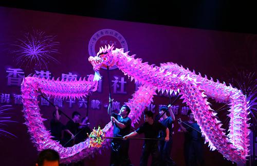6月25日,來(lái)自香港廣西青年聯(lián)會(huì)的演員在晚會(huì)上表演《夜光龍》。新華社記者 李鵬 攝